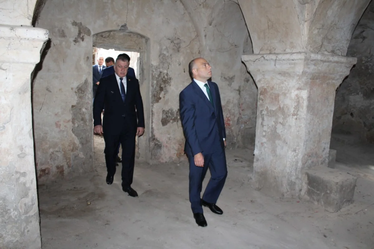 Mədəniyyət naziri Sabirabadda tarixi tikiliyə baxış keçirib