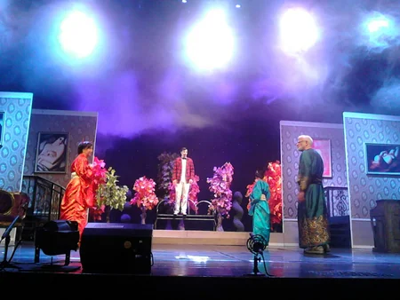 Rus Dram Teatrında Blisslər ailəsi eksentrik komediyasının premyerası olub