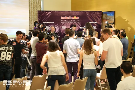 Formula 1 pilotları mətbuat konfransında azərbaycanca Salam, Bakı deyib
