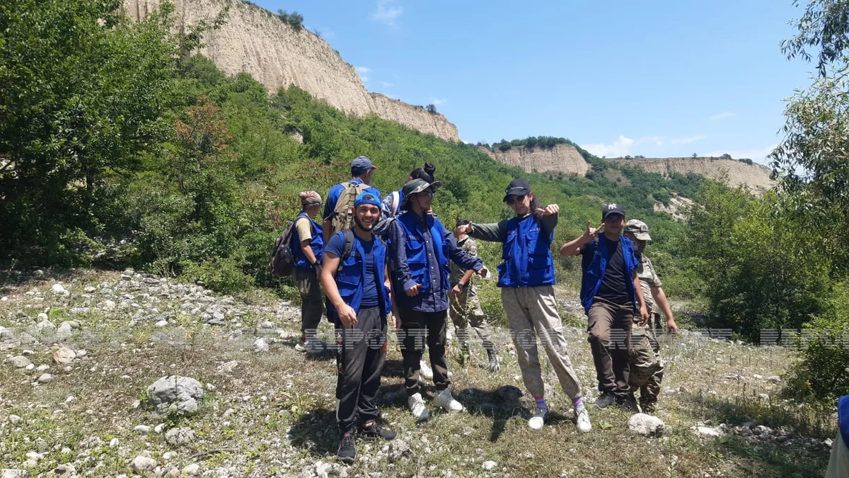 Ekstremal jurnalist: bir yerdə oturmağı sevməz, əlində mikrofon xəbər gəzər