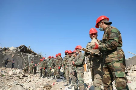 Gəncədə dağıntılar altında qalan şəxslərin xilasetmə əməliyyatı aparılır