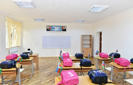 Prezident İlham Əliyev Bakıda 212 saylı məktəbdə yaradılan şəraitlə tanış olub