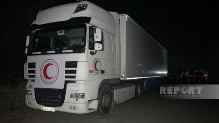 Qarabağdakı erməniəsilli şəxslərin ehtiyaclarını qarşılamaq üçün içərisində un olan iki yük maşını Ağdam-Xankəndi yolunda gözləyir