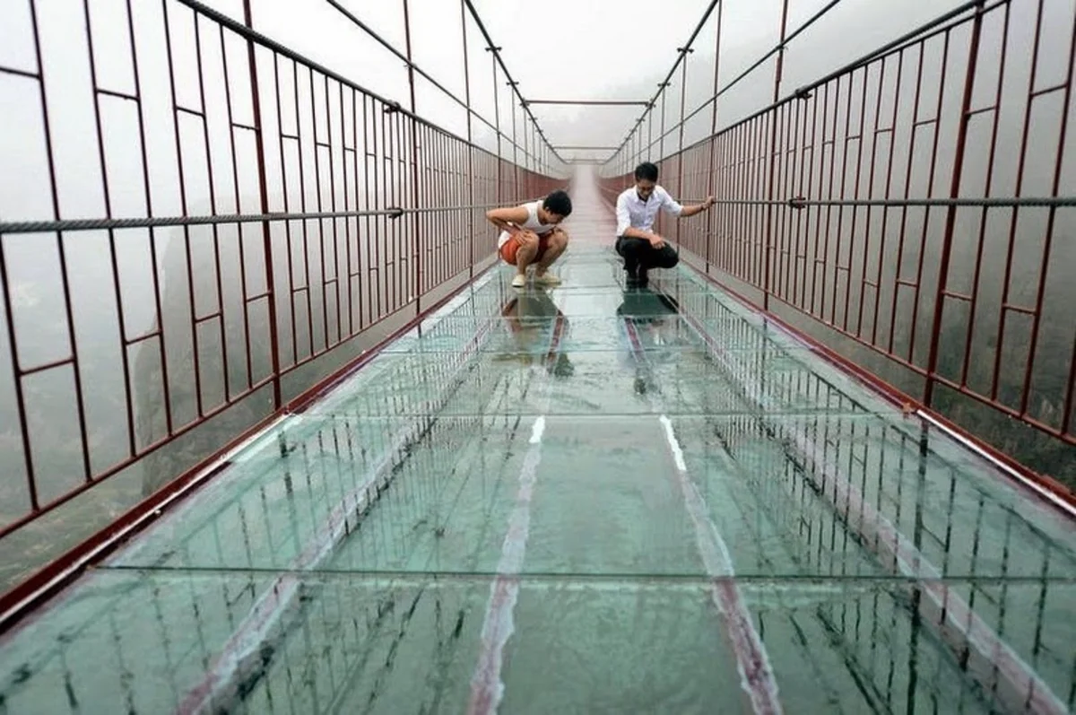 ​China: elevated glass walkway cracks under tourists' feet