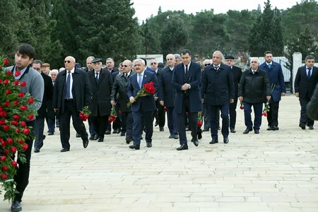 SOCAR rəhbərliyi Natiq Əliyevin məzarını ziyarət edib