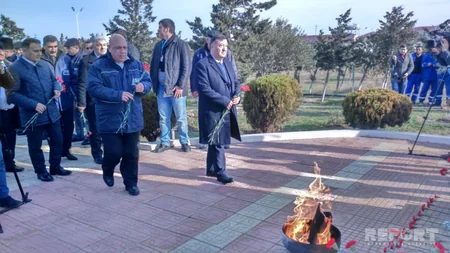 ​Çilov adasında Günəşli yatağındakı özüldə həlak olan və itkin düşən neftçilərin anım mərasimi keçirilib - FOTOREPORTAJ