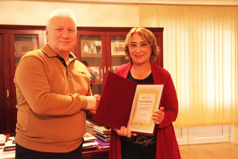 Əbülfəs Qarayev Xalq artistini mükafatlandırıb