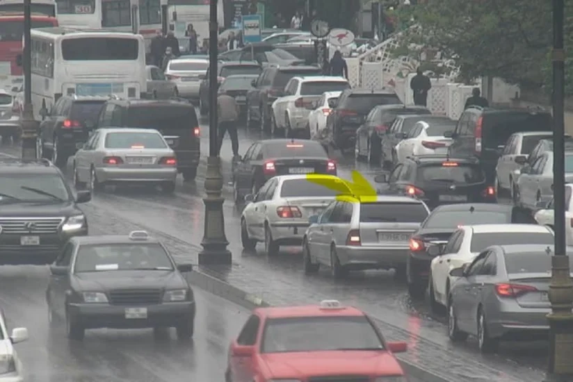 Bakının Qara Qarayev prospektində yol qəzası olub