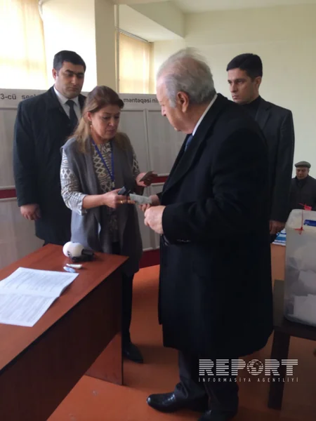 Azərbaycanın keçmiş prezidenti parlament seçkilərində səs verib - FOTO