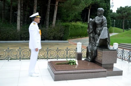 Делегация ВМС Ирана посетила в Баку Аллею почетного захоронения и Аллею шехидов