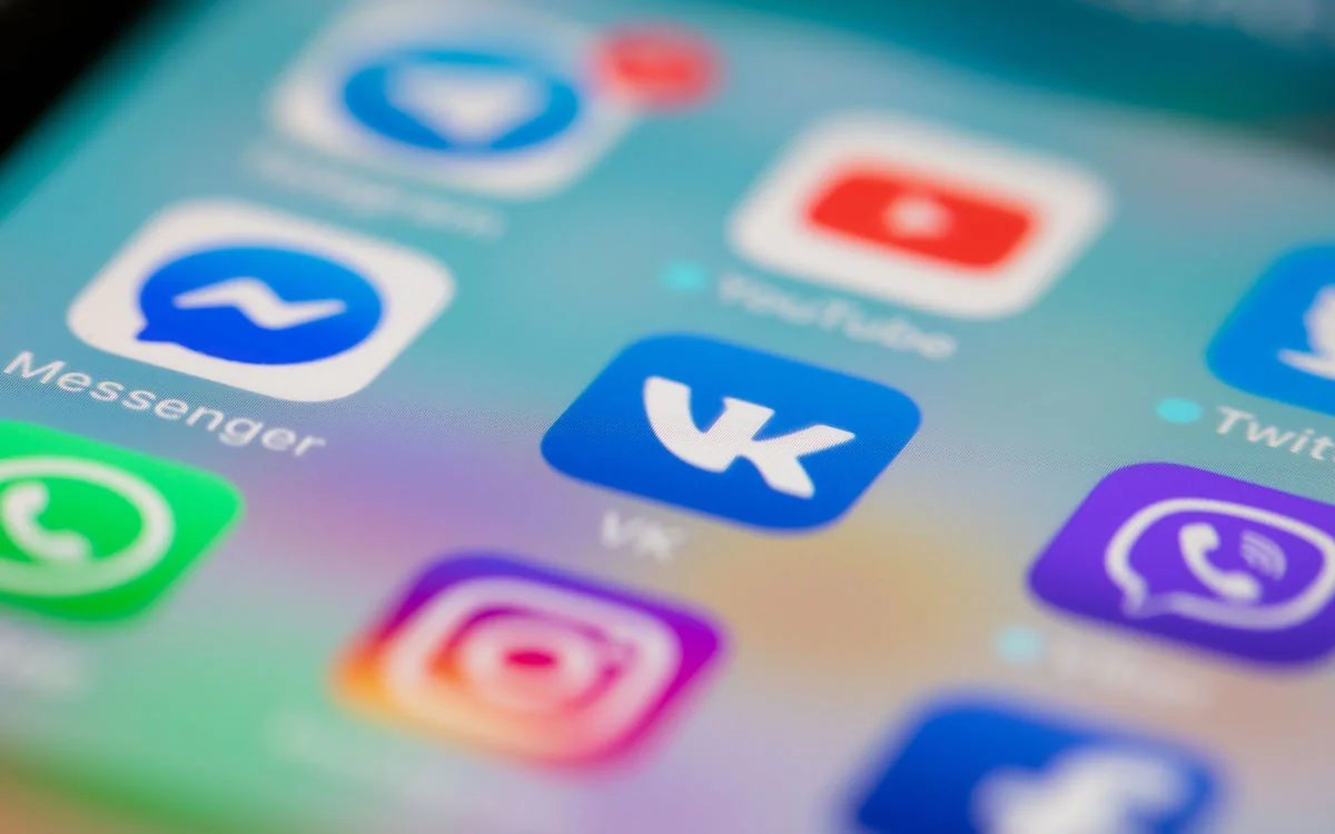 Politico: EC ready to allow countries to restrict access to social networks by age