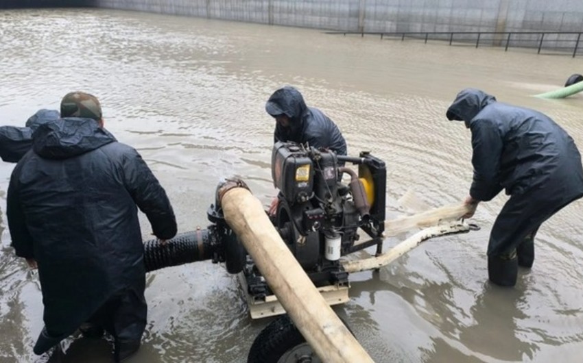 FHN: Bəzi ərazilərdə suyun çəkilərək kənarlaşdırılması davam edir