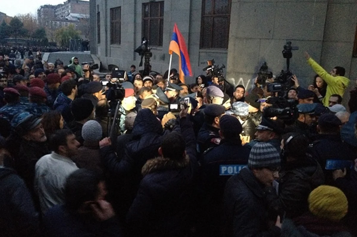 В Ереване проходит шествие протеста к посольству России в Армении - ВИДЕО