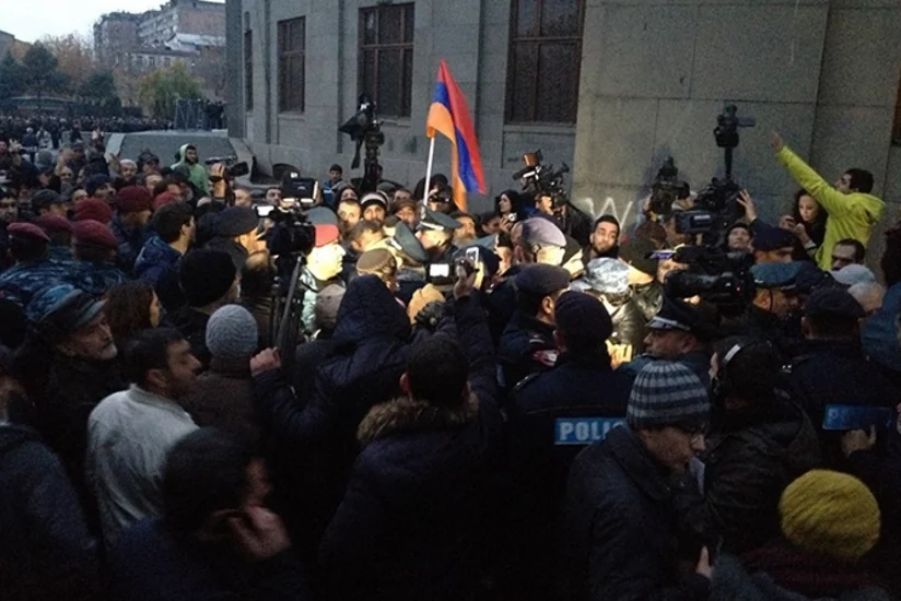 В Ереване проходит шествие протеста к посольству России в Армении - ВИДЕО