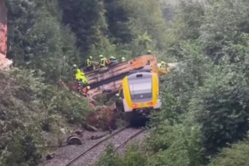 Almaniyada sərnişin qatarı relsdən çıxıb, xeyli sayda yaralı var