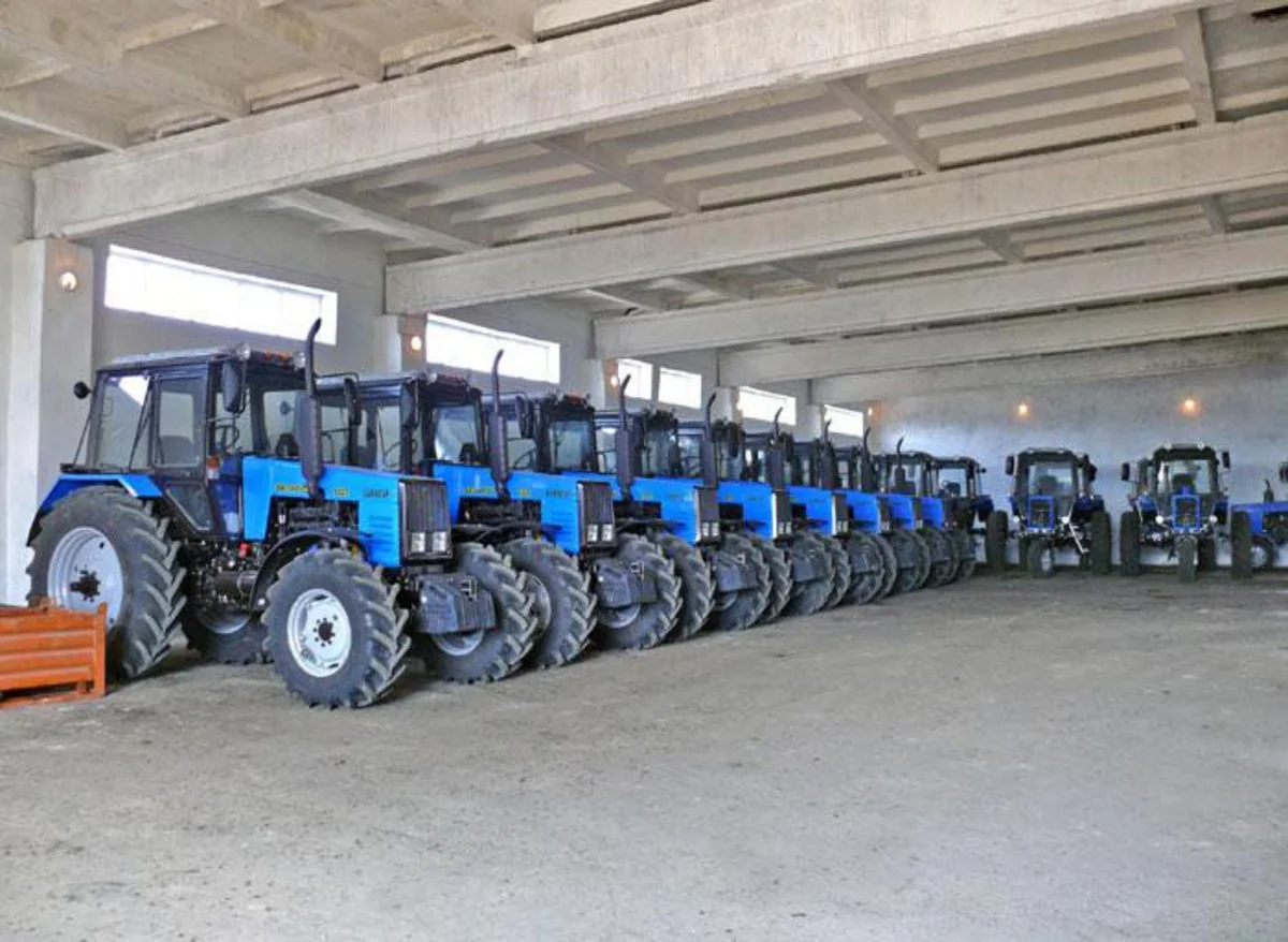 ​“Aqrolizinq” fermerlərə daha 59 traktor verib