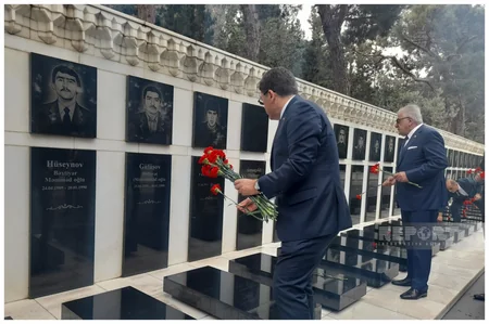 Türkiyənin ədliyyə naziri Fəxri və Şəhidlər xiyabanlarını ziyarət edib