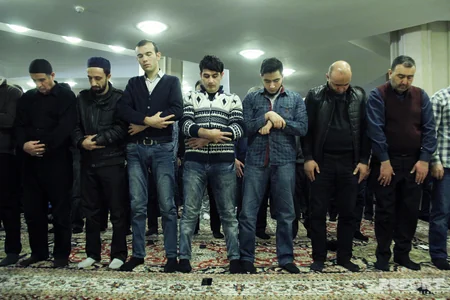 ​Heydər məscidində növbəti vəhdət namazı qılınıb, BƏƏ-nin Bakıdakı konsulu namazda iştirak edib - FOTO