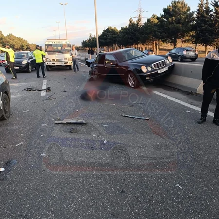 Bakıda yolda dayanan nasaz avtomobil ağır qəzaya səbəb olub, iki nəfər ölüb