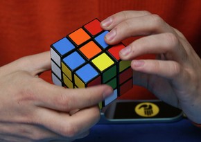 Yaponiyada dünyanın ən kiçik Rubik kubu nümayiş olunub