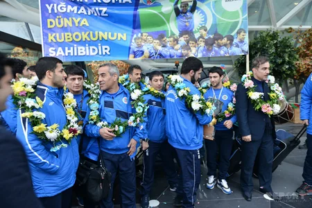 Azərbaycan bayrağını İranda zirvəyə qaldıran güləşçilər böyük coşqu ilə qarşılanıb