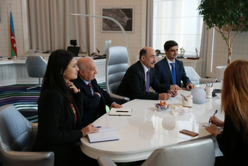 Əbülfəs Qarayev Ceyhun Hacıbəylinin Bakıda səfərdə olan varisləri ilə görüşüb