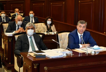 Deputatlar tibbi maska və əlcəkdən istifadə edirlər