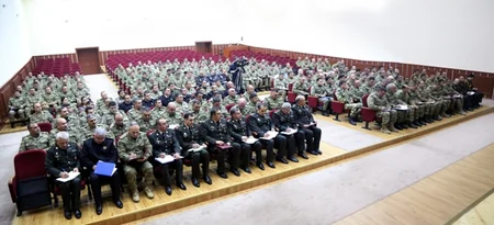 Azərbaycan müdafiə naziri hərbi hissələrin şəxsi heyətlə iş üzrə zabitləri ilə görüşüb