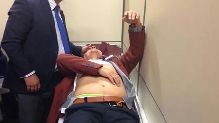 Türkiyə parlamentində yumruq davası, 4 yaralı