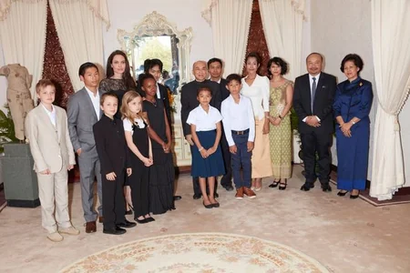 Angelina Jolie surrounded by her six children for red carpet since Brad Pitt split