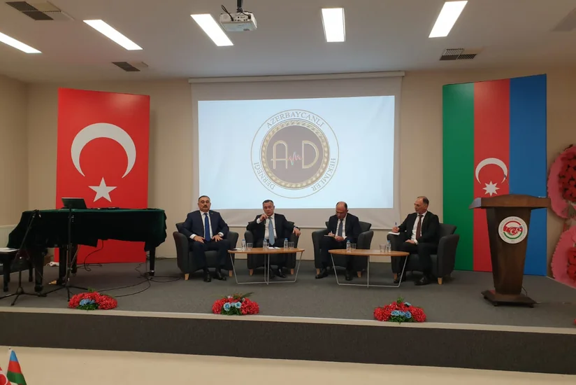 Səhiyyə naziri Türkiyədə işləyən azərbaycanlı həkimlərlə görüşüb