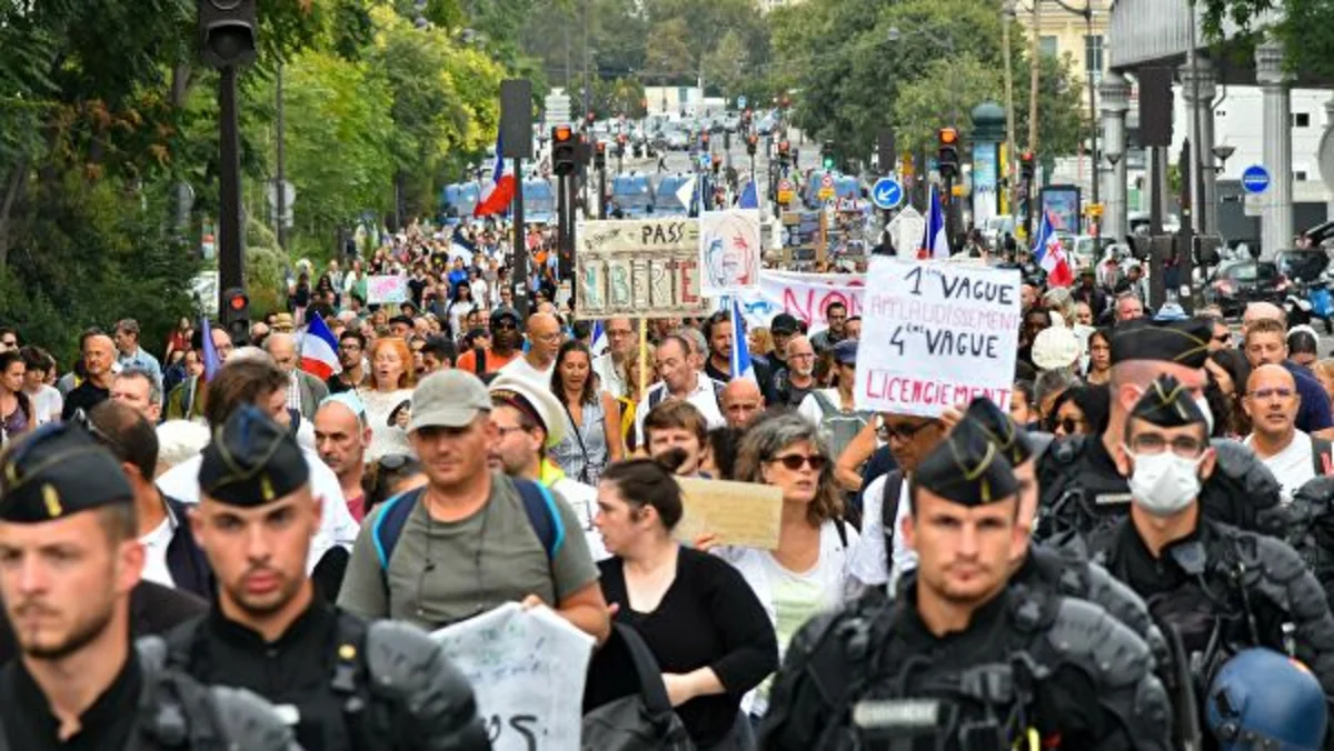 В Париже началась очередная акция против санитарных пропусков