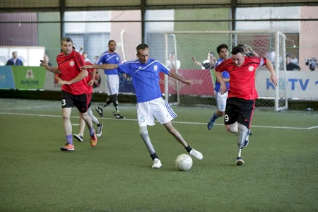 Protezlə təmin edilən qazilər futbol oynayıb