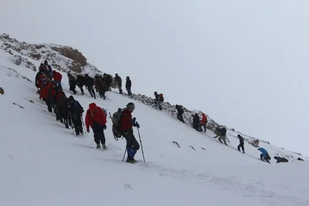 Heydər zirvəsinə kütləvi yürüş başa çatıb
