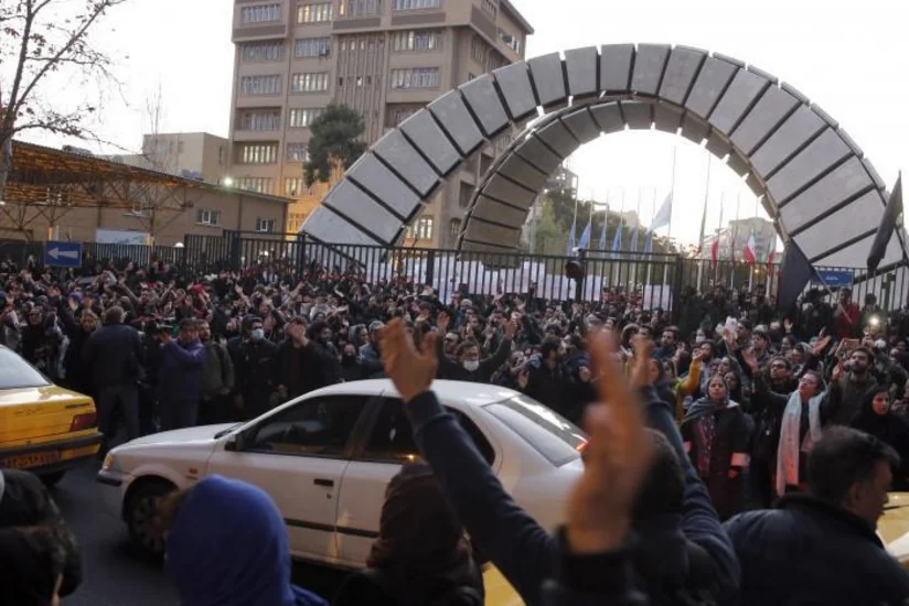 Иранское ополчение у британского посольства в Тегеране требует закрытия дипмиссии