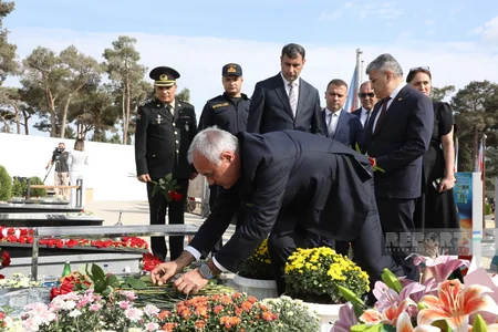 Azərbaycan xalqı antiterror şəhidlərinin məzarlarını ziyarət edir