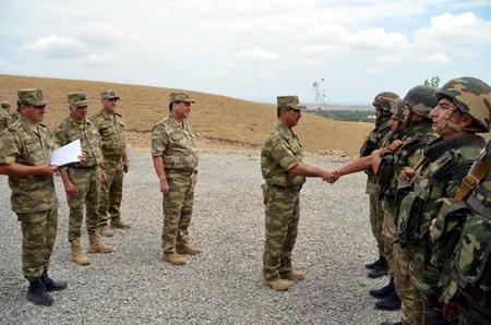 ​Müdafiə naziri cəbhə bölgəsində yerləşən hərbi hissələrdə olub