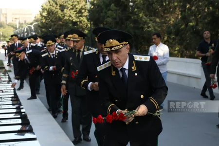 Kamran Əliyev prokurorluq işçilərinin peşə bayramı münasibətilə Fəxri xiyabanı ziyarət edib