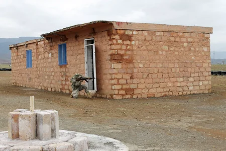 Baş Qərargah rəisi Quru Qoşunlarında olub, xidməti müşavirə keçirib