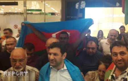 Fuad Abbasovu gətirən təyyarə Bakıya enib