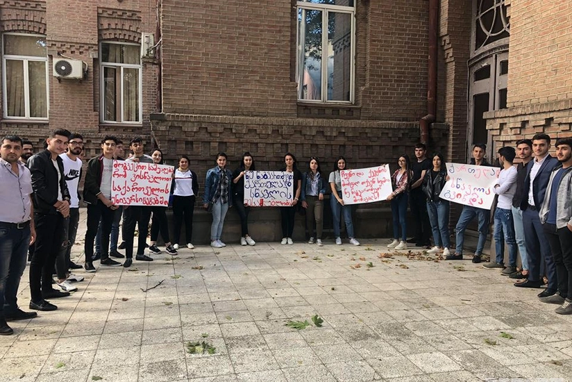 Azərbaycanlı abituriyentlər Gürcüstanın Təhsil Nazirliyi qarşısında aksiya keçirib - FOTO