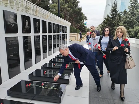 Azərbaycan Milli QHT Forumunun yeni rəhbərliyi Fəxri və Şəhidlər xiyabanlarını ziyarət edib