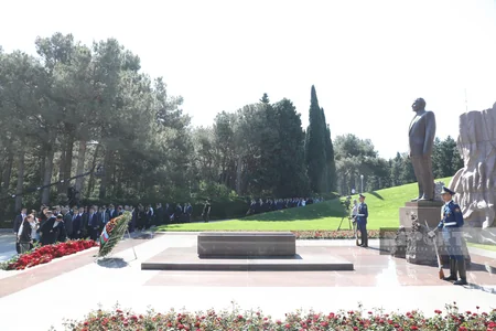 Ümummilli Lider Heydər Əliyevin xatirəsi anılır - FOTOREPORTAJ