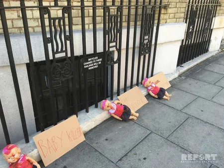 Britaniyada yaşayan soydaşlarımız Ermənistan səfirliyinin binası qarşısında aksiya keçirib - FOTO