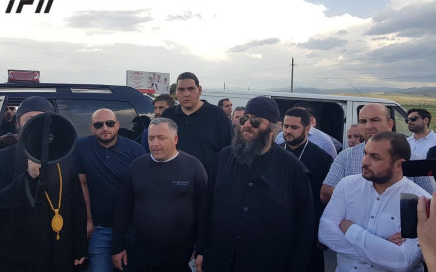 Gürcü dindarlar Keşikçi Dağ məsələsinə görə Azərbaycana gedən yolu bağlayıblar