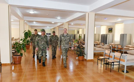 İlham Əliyev MN-in komando hərbi hissələrinin birində yaradılan şəraitlə tanış olub, hərbi hissəyə Döyüş bayrağını təqdim edib