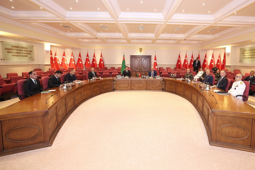 Yaşar Gülər türkmənistanlı həmkarı ilə görüşüb