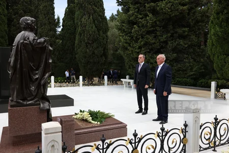XİN-in rəhbər heyəti Fəxri və Şəhidlər xiyabanlarını ziyarət edib