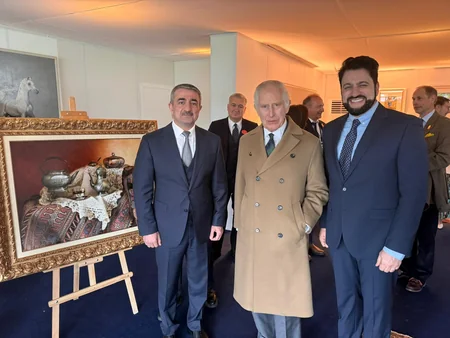 Azərbaycan Britaniya kralına qədim gümüş alətlərin təsvir olunduğu rəsm əsəri hədiyyə edib