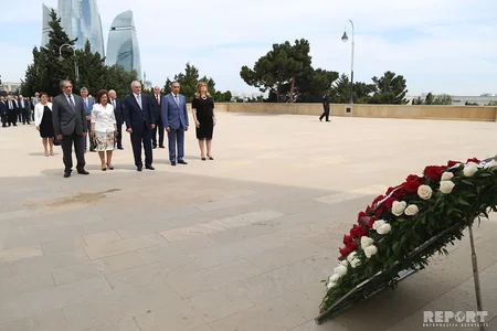 Səhiyyə işçiləri Fəxri xiyabanı və Şəhidlər xiyabanını ziyarət edib - FOTO